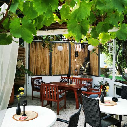 Bild enthält, Interior Design, Furniture, Table, Dining Table, Chair, Backyard, Nature, Outdoors, Patio, Restaurant