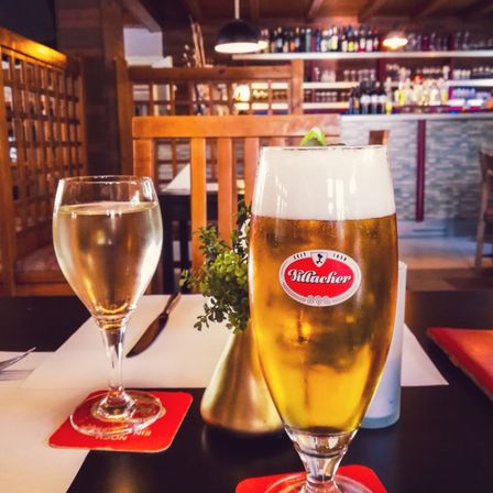 Bild enthält, Glass, Alcohol, Beer, Beverage, Beer Glass, Liquor, Lager, Pub, Wood, Goblet
