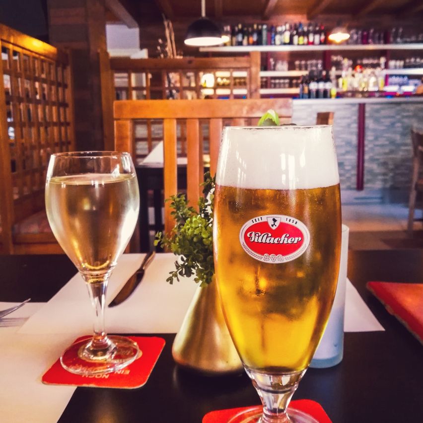 Bild enthält, Glass, Alcohol, Beer, Beverage, Beer Glass, Liquor, Lager, Pub, Wood, Goblet