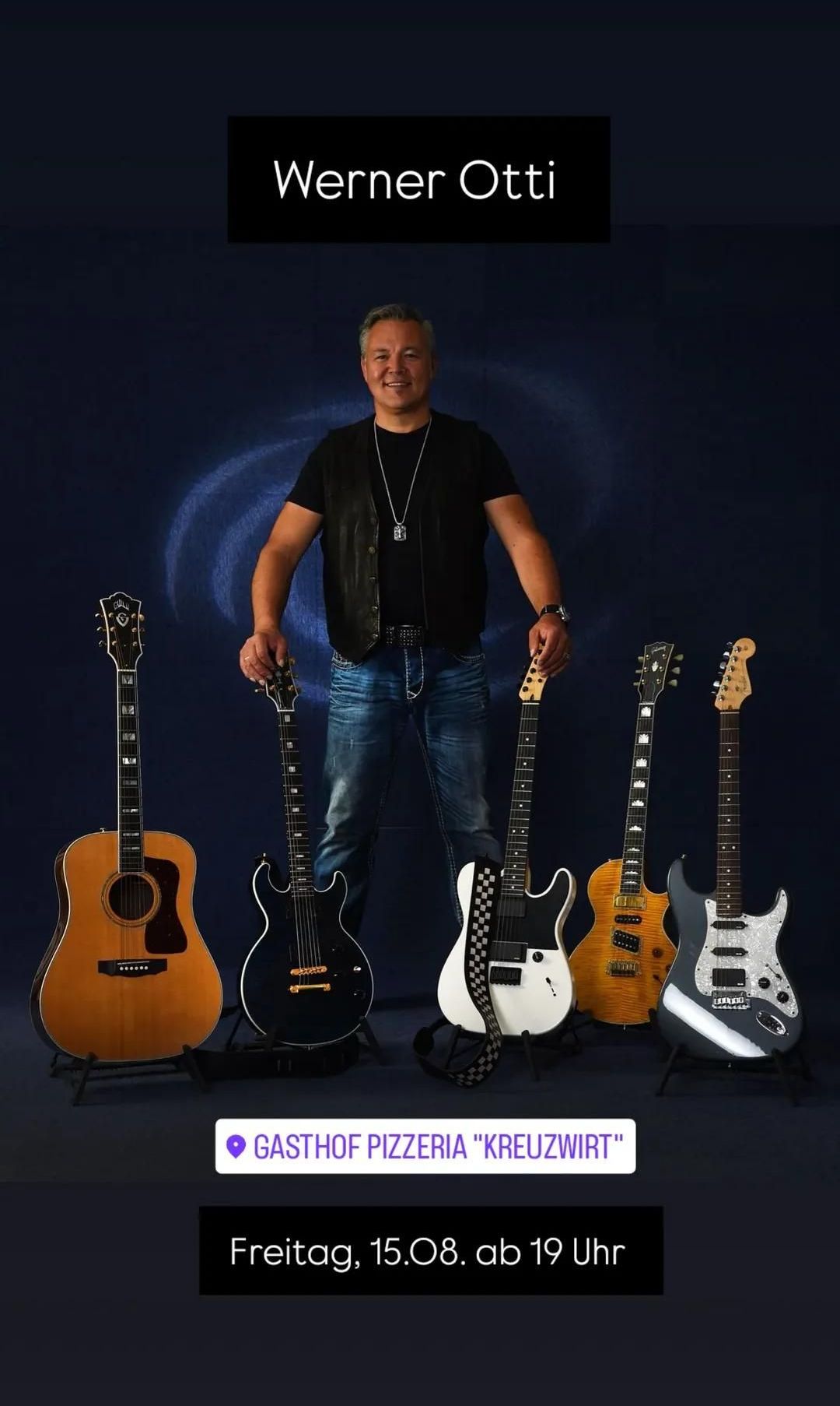 Ein Mann steht hinter fünf Gitarren. Er hält eine in jeder Hand und trägt ein schwarzes T-Shirt und Jeans. Die Gitarren variieren in Farbe und Stil.