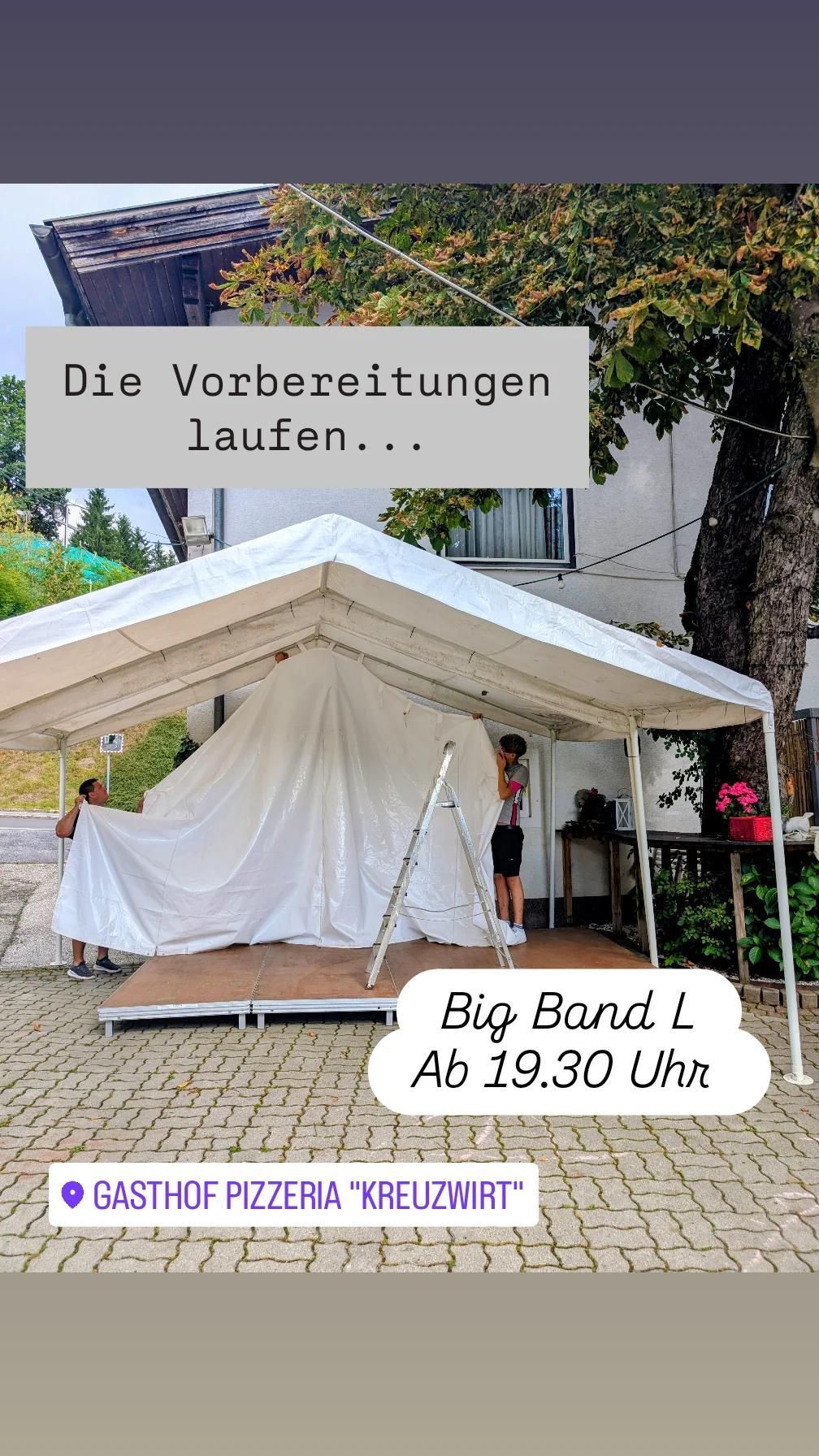 Zwei Personen bauen ein großes weißes Zelt auf einer gepflasterten Fläche auf, mit einer Leiter und einer Bühne. Es gibt ein Gebäude mit einem Fenster und einen Baum mit rosa Blumen in der Nähe. Die Veranstaltung beginnt um 19.30 Uhr.