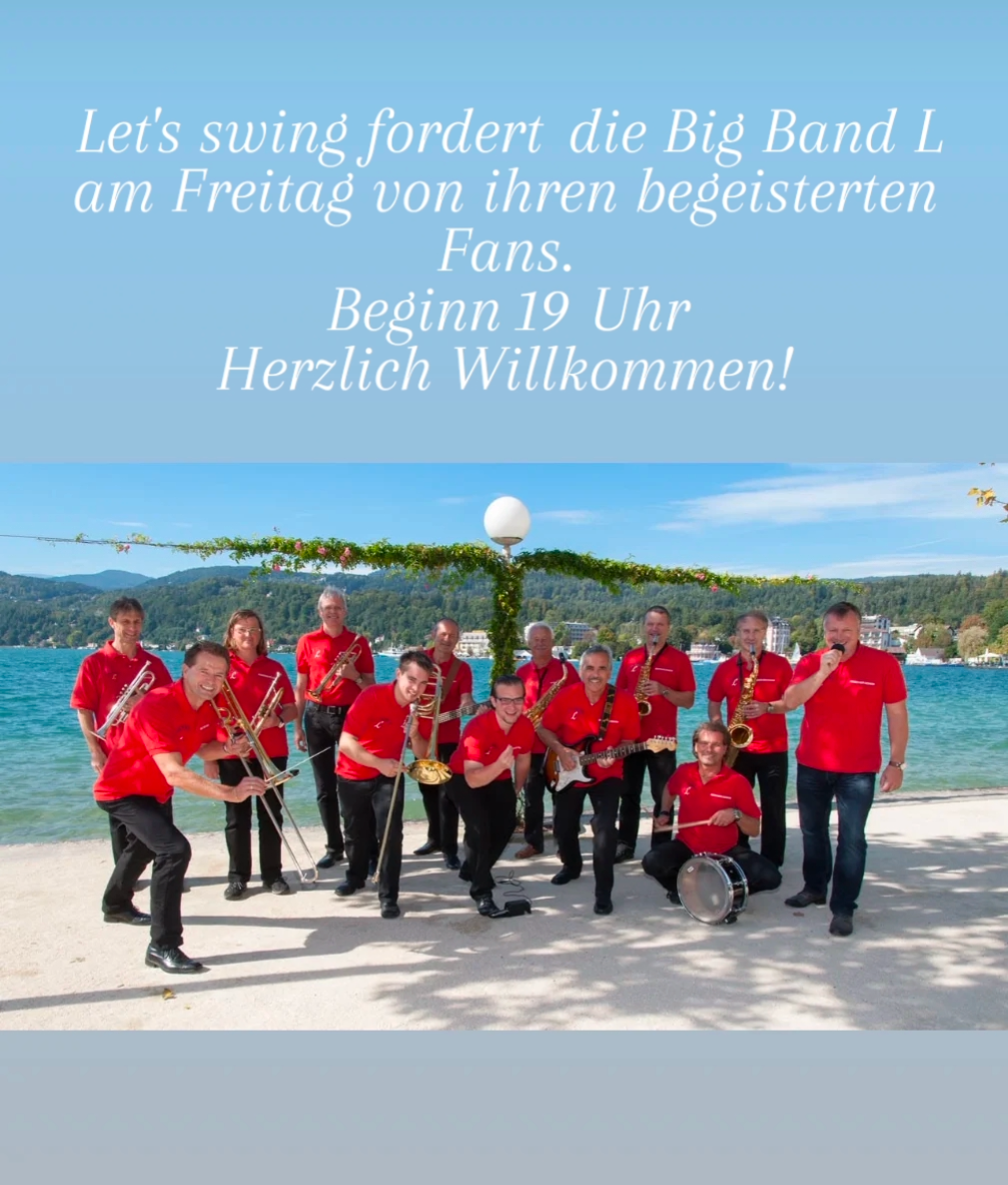 Eine Big Band spielt an einem Strand mit einer malerischen Kulisse. Die Bandmitglieder sind in roten Hemden und schwarzen Hosen gekleidet. Der Text oben lautet 'Let's swing fort die Big Band L am Freitag von ihren begeisterten Fans. Beginn 19 Uhr Herzlich Willkommen!'.