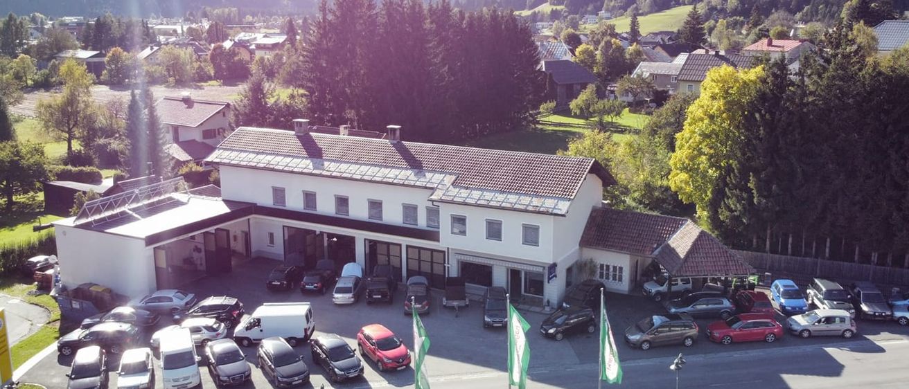 Bild enthält, Outdoors, Architecture, Building, Aerial View, Car, Transportation, Vehicle, Machine, Wheel, Parking Lot