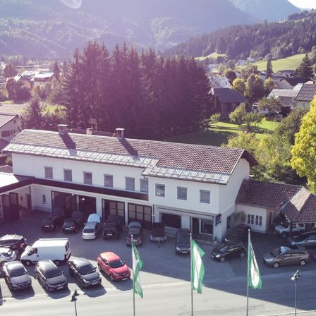 Bild enthält, Outdoors, Architecture, Building, Aerial View, Car, Transportation, Vehicle, Machine, Wheel, Parking Lot