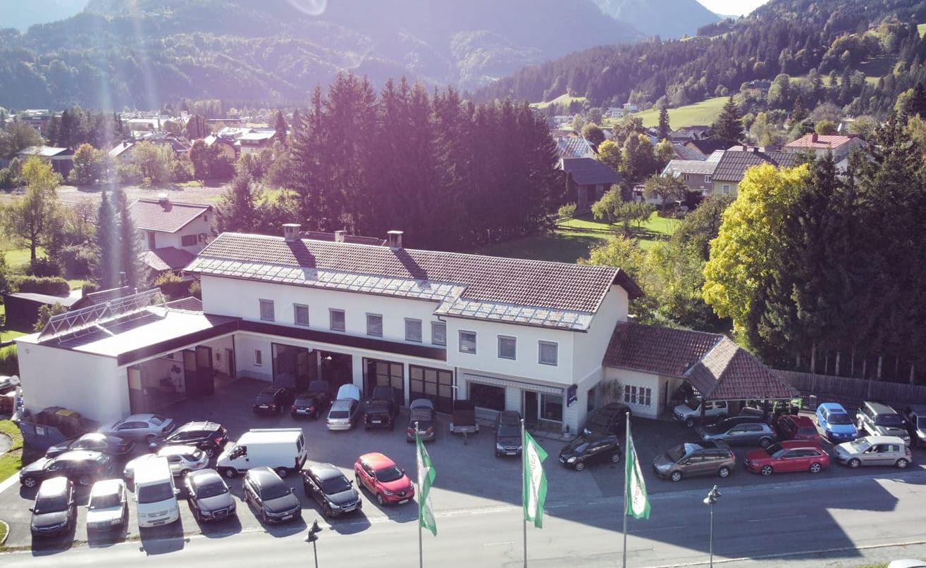 Bild enthält, Outdoors, Architecture, Building, Aerial View, Car, Transportation, Vehicle, Machine, Wheel, Parking Lot