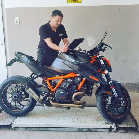 Bild enthält, Machine, Wheel, Adult, Male, Man, Person, Fun, Vacation, Motorcycle, Tire