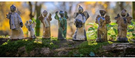 Plakat für eine Adventausstellung 2025 im Atelier Neudorf. Präsentiert werden Keramik, Töpferwaren und Skulpturen. Kontaktdetails und Website angegeben.