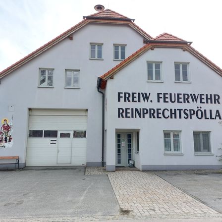 Bild enthält, Bench, Monastery, Indoors, Garage, Person