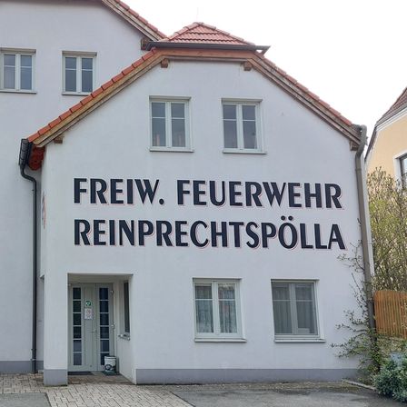 Bild enthält, Bench, Monastery, Indoors, Garage, Person
