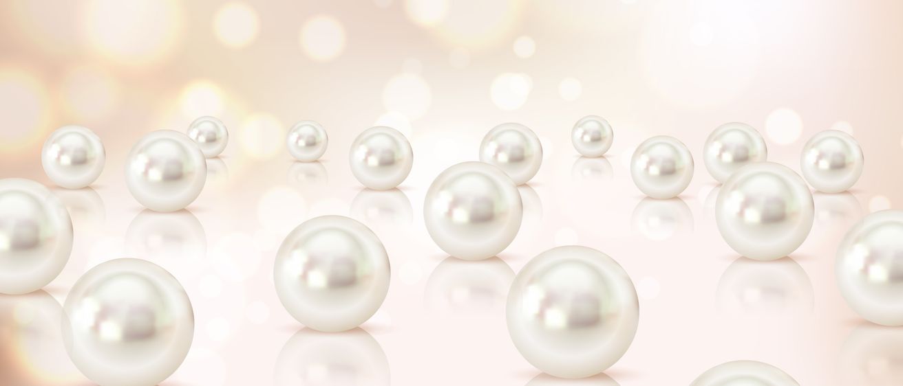 Ein rosa Hintergrund mit mehreren weißen Perlen in einer Reihe, die Licht auf einer glänzenden Oberfläche reflektieren.