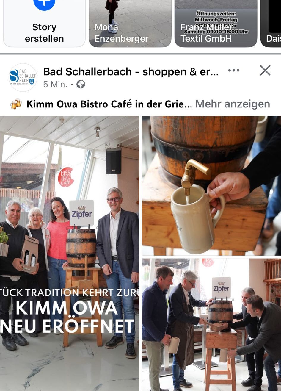 Vier Personen stehen neben Fässern bei der Eröffnung eines neuen Restaurants, Kimm Owa Bistro Cafe. Einer hält ein Bierglas. Ein anderer Mann füllt ein Glas mit Bier.