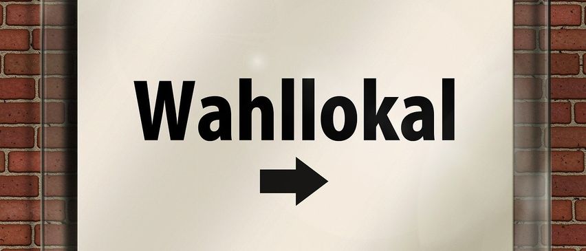 Bild enthält, Sign, Symbol, Brick, Text