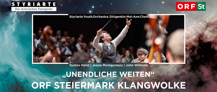 Ein Dirigent leitet das Styriarte Jugendorchester in einer Aufführung mit Gustav Holst, Jessie Montgomery und John Williams. Das Publikum ist im Hintergrund zu sehen. Das Bild enthält auch Logos für ORF, GRAWE und voes.