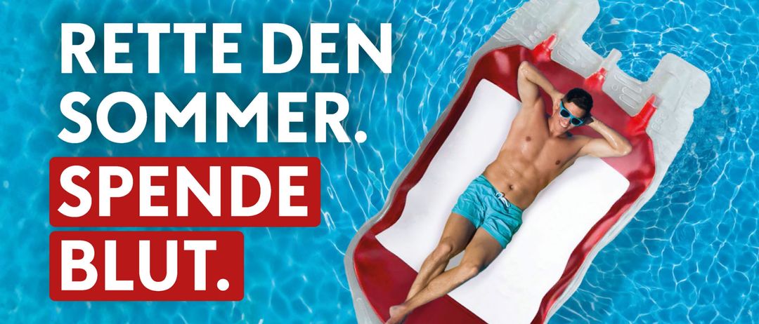Plakat mit einem Mann auf einem Schwimmflügel im Pool. Es steht 'Spende Blut' mit einem QR-Code. Die Veranstaltung ist am Donnerstag, 14. August, von 16:00 bis 19:00 in Sankt Veit in der Suedsteiermark.