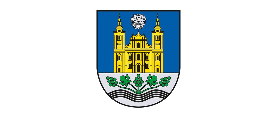 Ein blauer Schild mit einer gelben Kirche in der Mitte, zwei Türmen und einem weißen Löwen obenauf. Unter der Kirche befindet sich eine grüne, wellenförmige Linie mit Trauben.