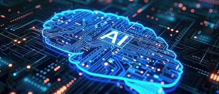 Eine Illustration eines Gehirns mit 'KI' darauf, blau leuchtend auf einem Leiterplattenhintergrund.