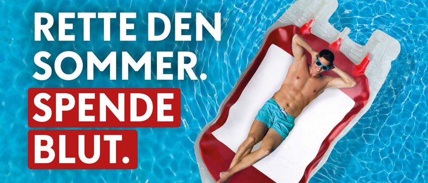 Plakat für Blutspende-Event. Ein Mann in Sonnenbrille schwimmt im Pool. QR-Code und App-Link. Datum: 23. Juni, Zeit: 16:30-19:00 Uhr. Ort: Sankt Veit in der Südsteiermark. Adresse: Sankt Nikolai Ob Drassling 6.