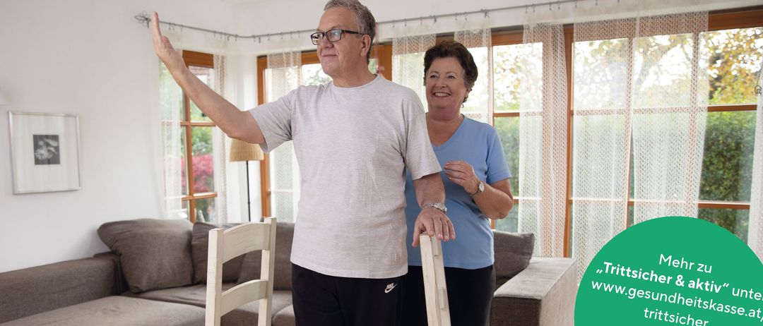 Ein älterer Mann und eine Frau stehen in einem Zimmer und bewerben einen kostenlosen Sturzpräventionskurs. Die Kursdetails werden angegeben, einschließlich Startdatum, Ort und Kontaktinformationen.