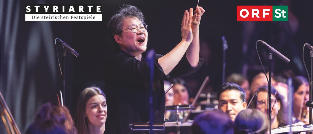 Plakat für Mahlers Zweite Symphonie des Styrian Youth Orchestra. Zeigt Musiker, Dirigent Mei-Ann Chen und Veranstaltungsdetails: 17. Juli 2026, 21:00 Uhr in Graz.