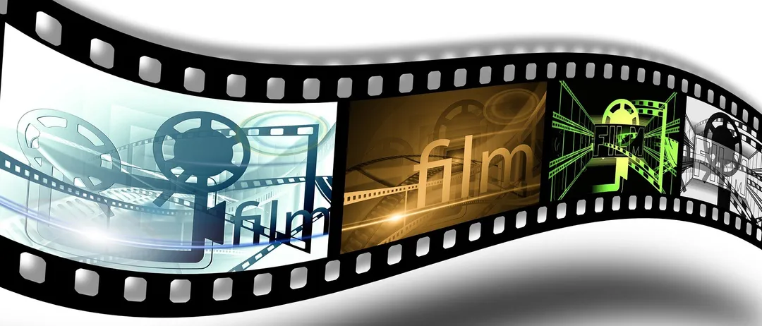 Ein stilisierter Filmstreifen mit verschiedenen filmbezogenen Elementen, einschließlich eines Filmrollen, einer Kamera und des Wortes 'Film' in verschiedenen Schriftarten und Farben.