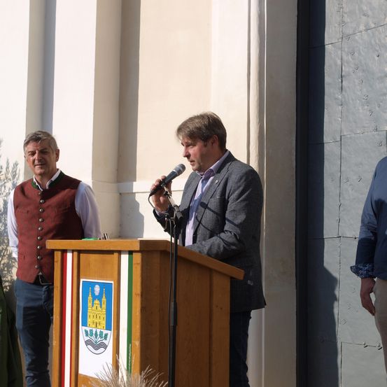 Bild enthält, Crowd, Person, People, Adult, Male, Man, Audience, Shirt, Jeans, Speech