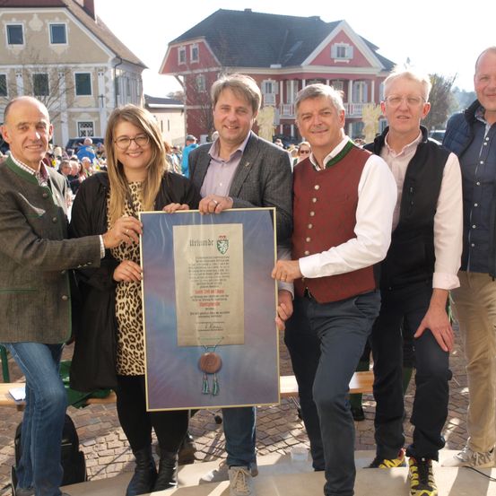 Bild enthält, Pants, People, Person, Coat, Jacket, Adult, Male, Man, Female, Woman