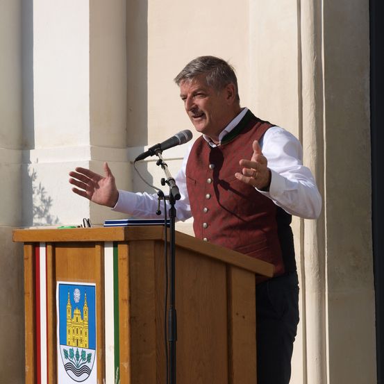 Bild enthält, Crowd, Person, Microphone, People, Adult, Male, Man, Audience, Speech, Podium