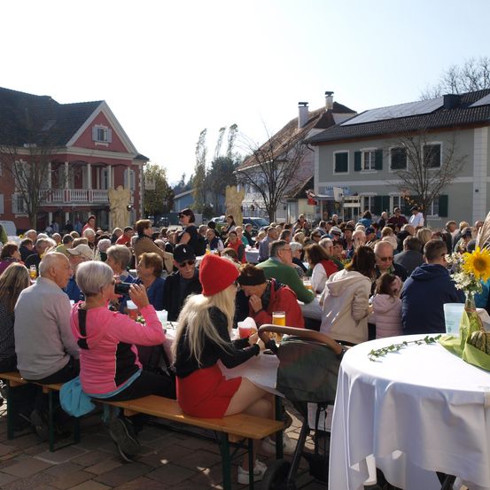 Bild enthält, Restaurant, Adult, Female, Person, Woman, Cafeteria, Flower Arrangement, Male, Man, Flower Bouquet