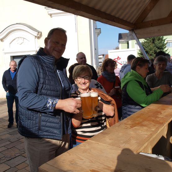 Bild enthält, Plywood, Wood, Restaurant, Beer, Jacket, Adult, Female, Person, Woman, Food Court