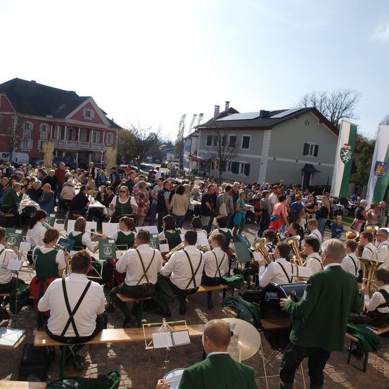Bild enthält, People, Person, Group Performance, Music Band, Adult, Male, Man, Boy, Child, Indoors