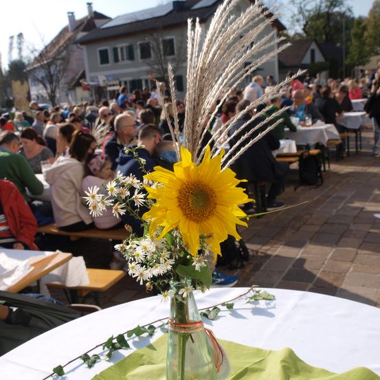 Bild enthält, Flower, Flower Arrangement, Flower Bouquet, Sunflower, Person, Adult, Female, Woman, Male, Man