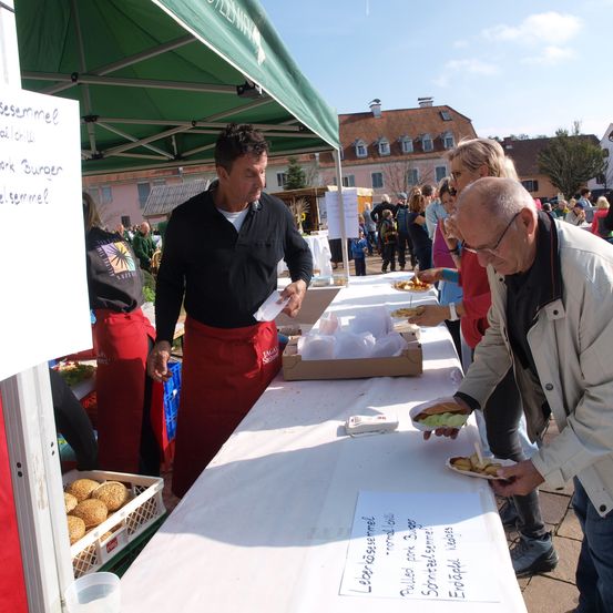 Bild enthält, Adult, Male, Man, Person, Female, Woman, Jeans, Market, Restaurant, Shorts