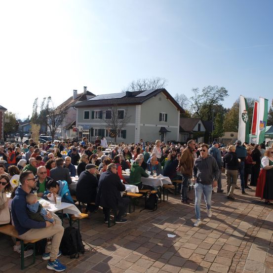 Bild enthält, Restaurant, Cafeteria, People, Person, Adult, Male, Man, Crowd, Female, Woman