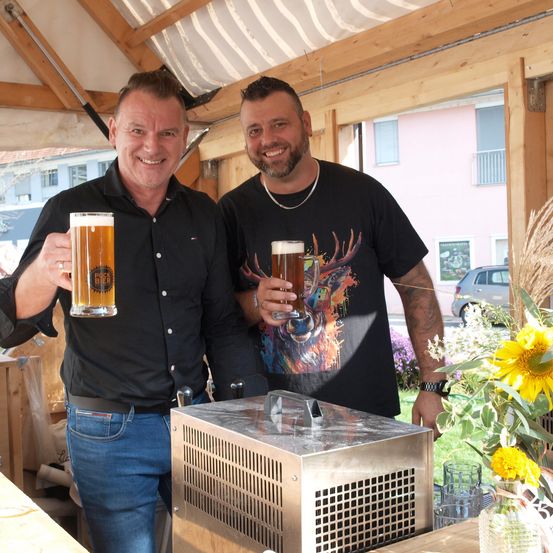 Bild enthält, Plywood, Wood, Flower, Flower Arrangement, Flower Bouquet, Beer, Glass, Adult, Man, Person