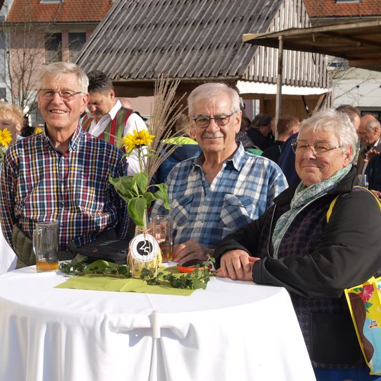 Bild enthält, Flower, Flower Arrangement, Flower Bouquet, Adult, Male, Man, Person, Face, Boy, Child