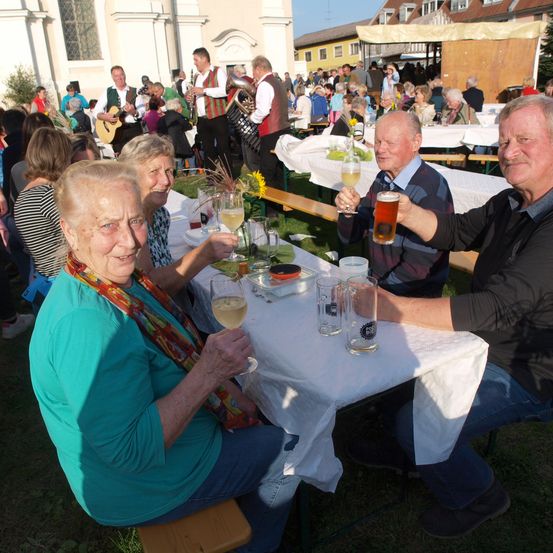 Bild enthält, Indoors, Restaurant, Adult, Male, Man, Person, Female, Woman, Food Court, Face