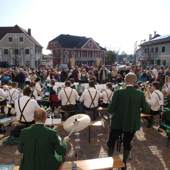 Bild enthält, Group Performance, Music Band, Person, People, Adult, Male, Man, Boy, Child, Indoors