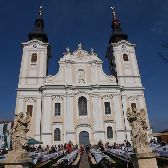 Bild enthält, Architecture, Building, Clock Tower, Tower, Spire, Person, Arch, Cross, Symbol