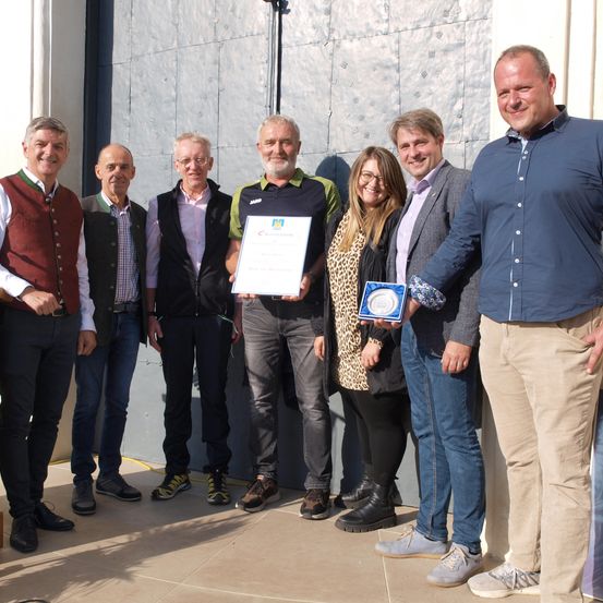 Bild enthält, People, Person, Pants, Jeans, Adult, Male, Man, Female, Woman, Shoe