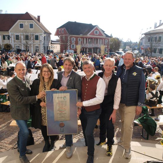 Bild enthält, People, Person, Adult, Female, Woman, Crowd, Male, Man, Shoe, Coat