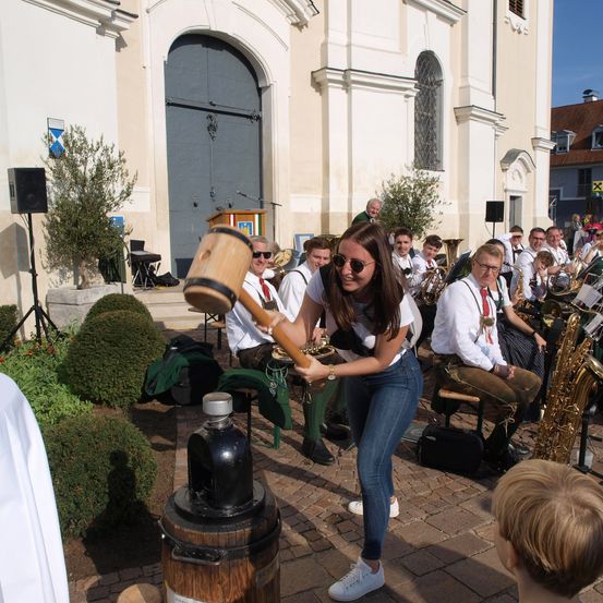 Bild enthält, Female, Girl, Person, Teen, Walkway, Boy, Child, Male, Shoe, Pants