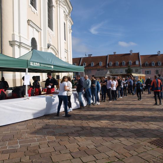 Bild enthält, Path, Walkway, Flagstone, Sidewalk, Cobblestone, Road, Person, Floor, Building, City