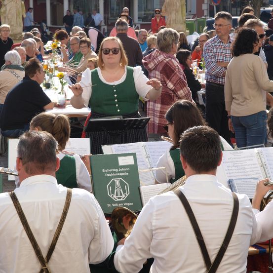 Bild enthält, Adult, Female, Person, Woman, Male, Man, Accessories, Sunglasses, People, Indoors