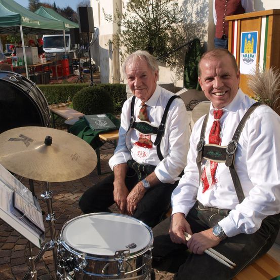 Bild enthält, Adult, Male, Man, Person, Musical Instrument, Music, Musician, Performer, Drummer, Face