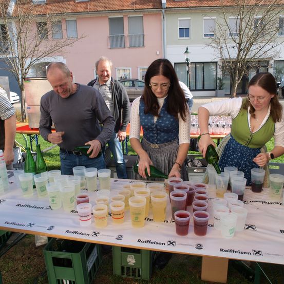 Bild enthält, Adult, Female, Person, Woman, Male, Man, Linen, Restaurant, Juice, Jeans