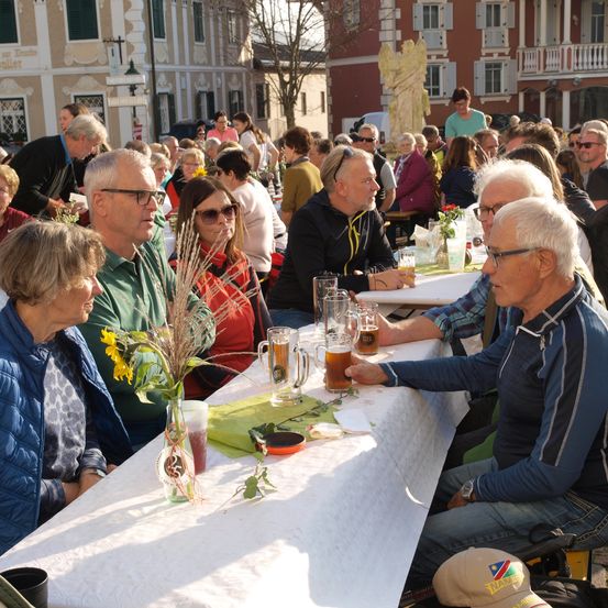Bild enthält, Indoors, Restaurant, Food Court, Cafeteria, Adult, Female, Person, Woman, Male, Man