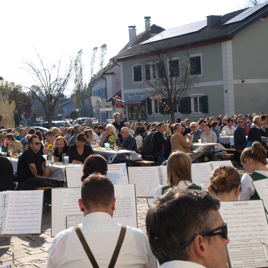 Bild enthält, Adult, Male, Man, Person, People, Face, Indoors, Crowd, Neighborhood, Performer