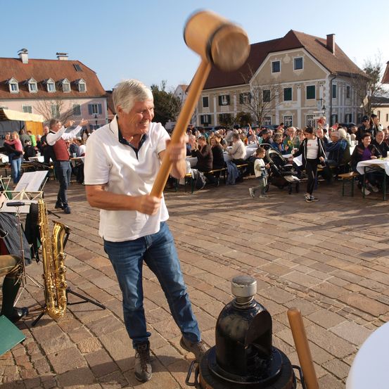 Bild enthält, Jeans, Adult, Male, Man, Person, Walkway, People, Shoe, Indoors, Restaurant