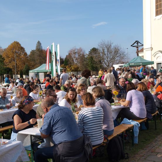 Bild enthält, Indoors, Restaurant, Cafeteria, Food Court, Adult, Female, Person, Woman, Male, Man