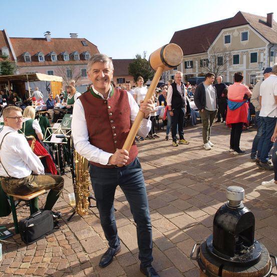 Bild enthält, Group Performance, Music Band, Person, People, Adult, Male, Man, Female, Woman, Jeans